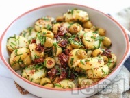 Рецепта Салата с бейби картофи, маслини,  сушени домати и каперси